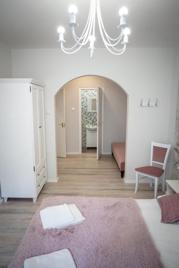 Hotel Gyula Panzio Esterno foto