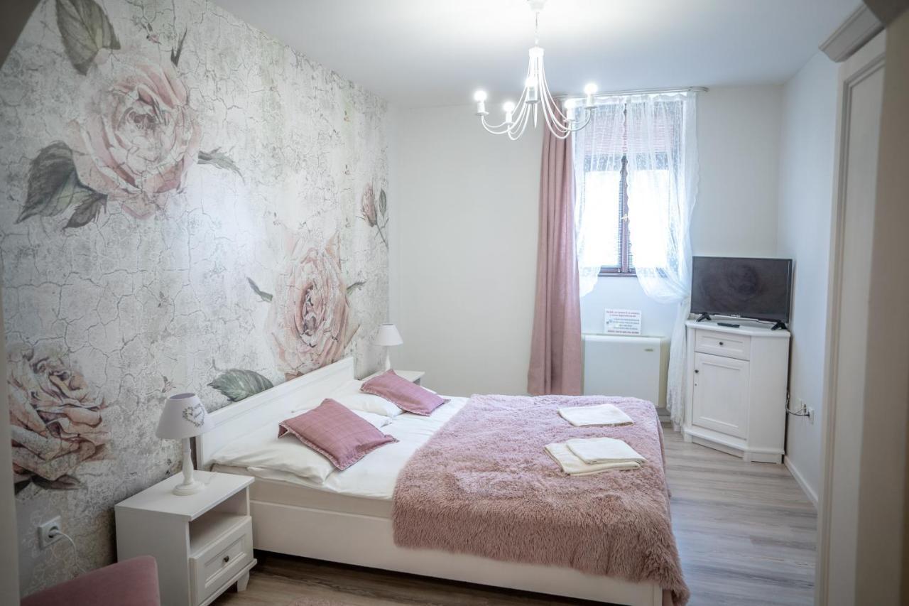 Hotel Gyula Panzio Esterno foto