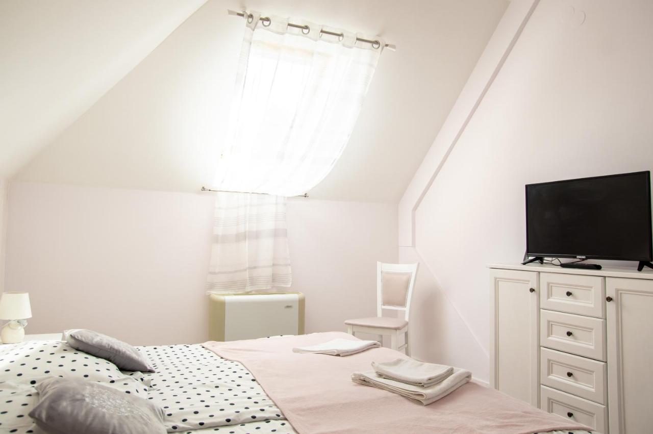 Hotel Gyula Panzio Esterno foto