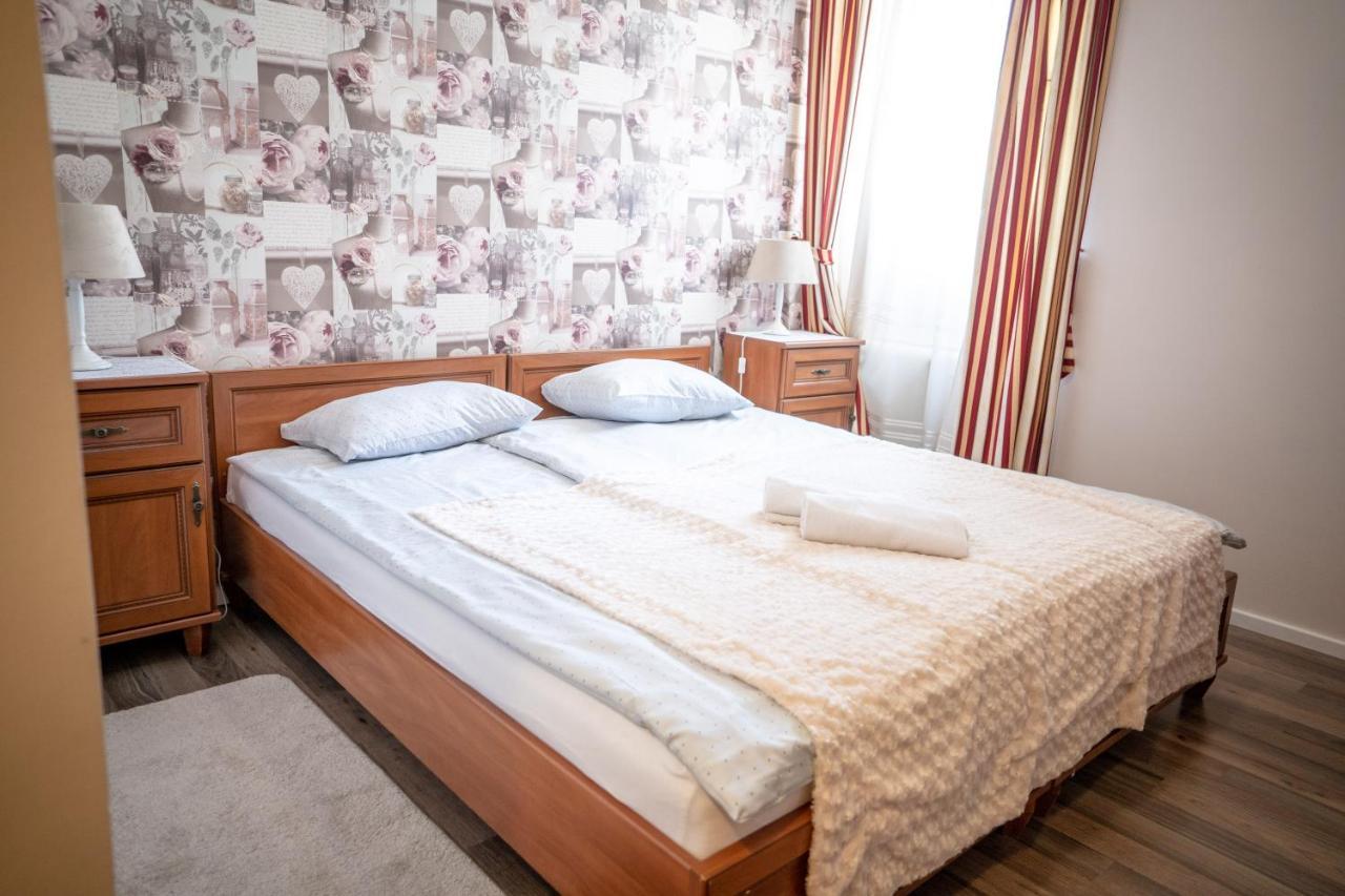 Hotel Gyula Panzio Esterno foto