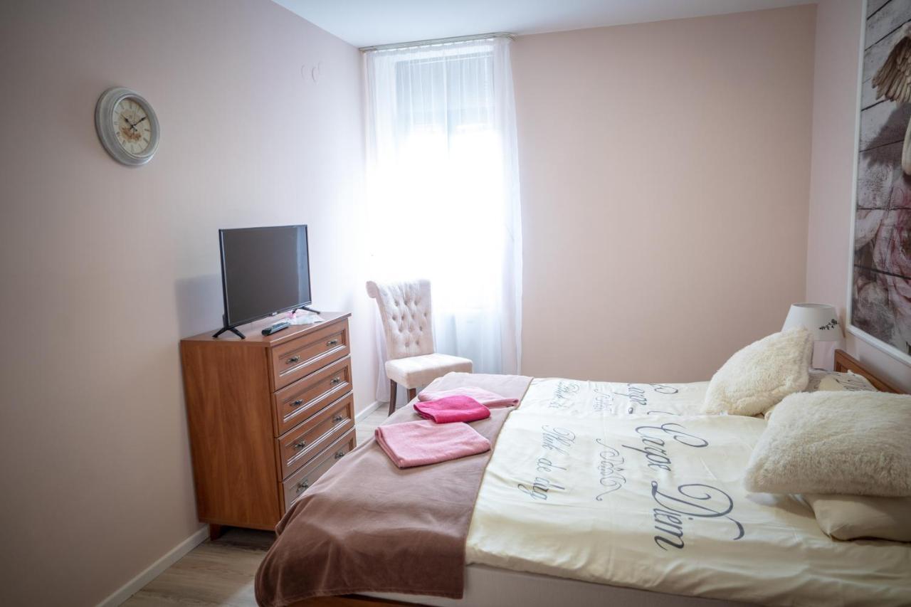 Hotel Gyula Panzio Esterno foto