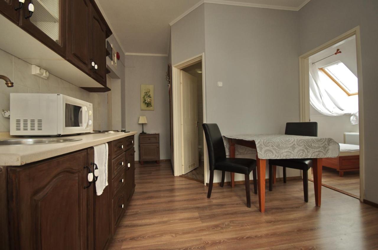 Hotel Gyula Panzio Esterno foto