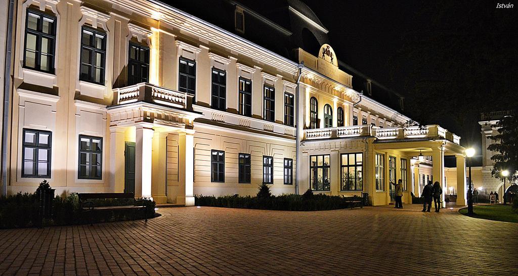 Hotel Gyula Panzio Esterno foto