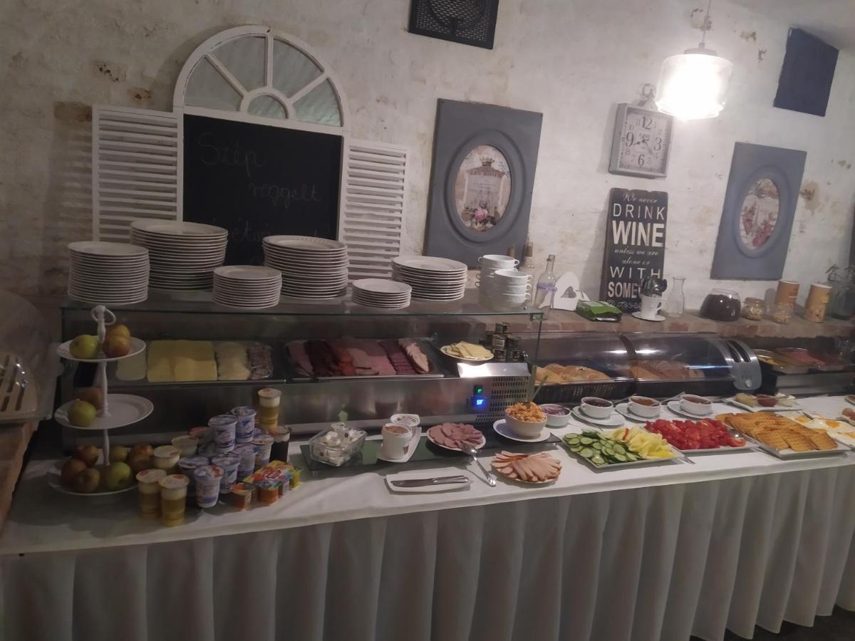 Hotel Gyula Panzio Esterno foto