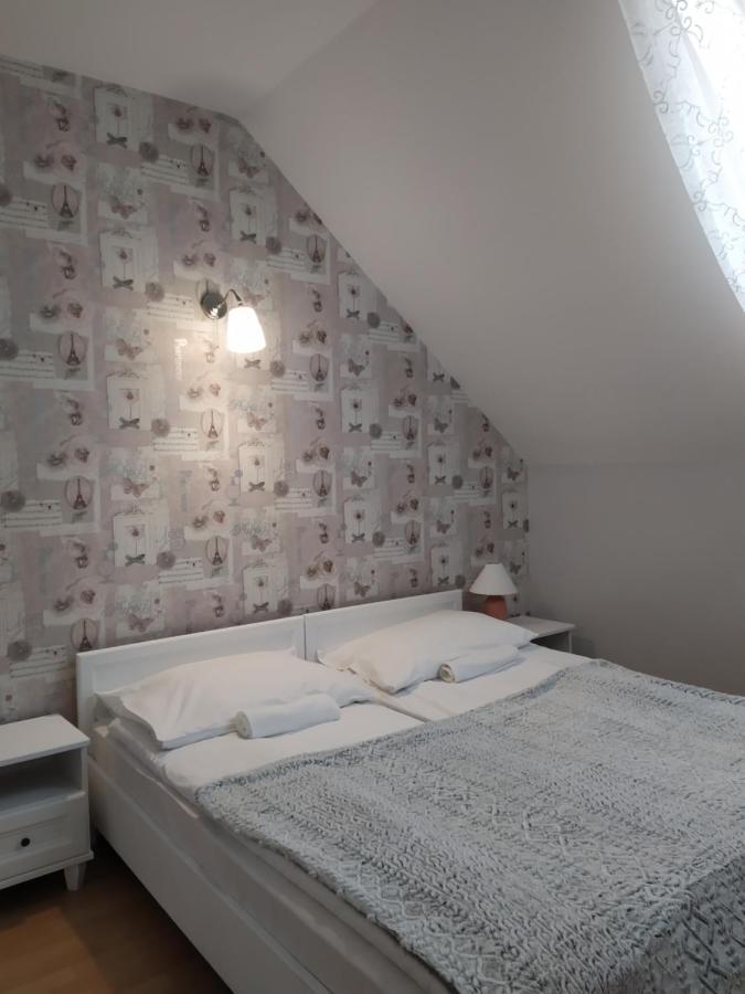 Hotel Gyula Panzio Esterno foto