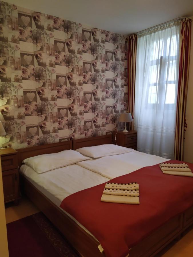 Hotel Gyula Panzio Esterno foto