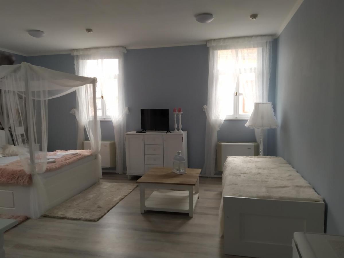 Hotel Gyula Panzio Esterno foto